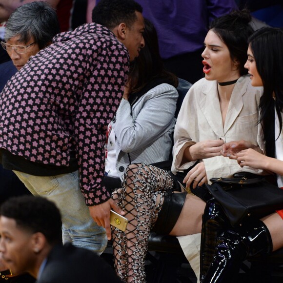 Kendall Jenner et sa soeur Kylie Jenner assistent au match qui opposent les Lakers de Los Angeles aux Kings de Sacramento au Staples Center de Los Angeles, le 15 mars 2016. Les Kings ont battu les Lakers.