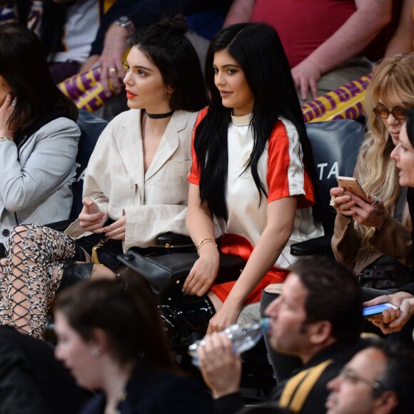 Kendall Jenner et sa soeur Kylie Jenner assistent au match qui opposent les Lakers de Los Angeles aux Kings de Sacramento au Staples Center de Los Angeles, le 15 mars 2016. Les Kings ont battu les Lakers.