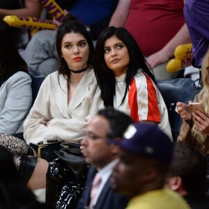 Kendall Jenner et sa soeur Kylie Jenner assistent au match qui opposent les Lakers de Los Angeles aux Kings de Sacramento au Staples Center de Los Angeles, le 15 mars 2016. Les Kings ont battu les Lakers.