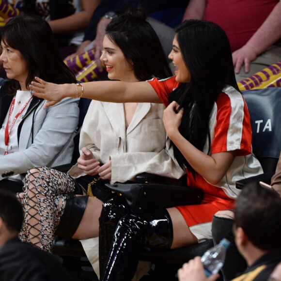 Kendall Jenner et sa soeur Kylie Jenner assistent au match qui opposent les Lakers de Los Angeles aux Kings de Sacramento au Staples Center de Los Angeles, le 15 mars 2016. Les Kings ont battu les Lakers.