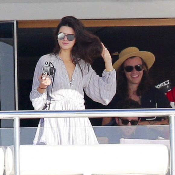 Semi-Exclusif - Kendall Jenner et Harry Styles sont très complices lors de leur vacances à bord d'un yacht au large de Saint-Barthélemy le1er janvier 2016.