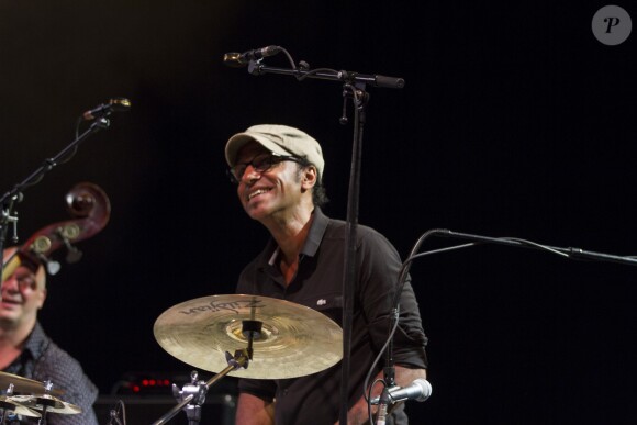 Michel Jonasz, accompagné par Manu Katché à la batterie, en concert au théâtre de verdure à Nice. Le 7 août 2015.
