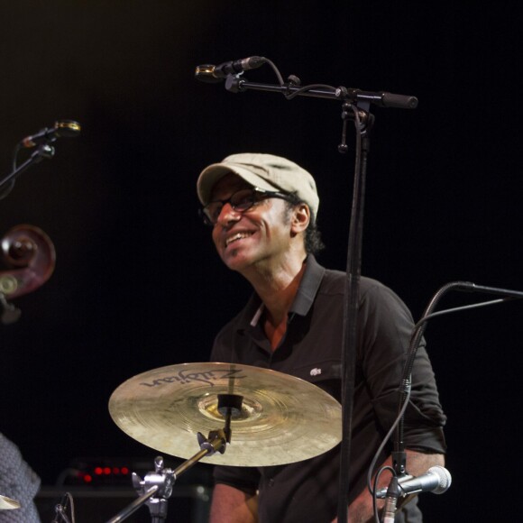 Michel Jonasz, accompagné par Manu Katché à la batterie, en concert au théâtre de verdure à Nice. Le 7 août 2015.