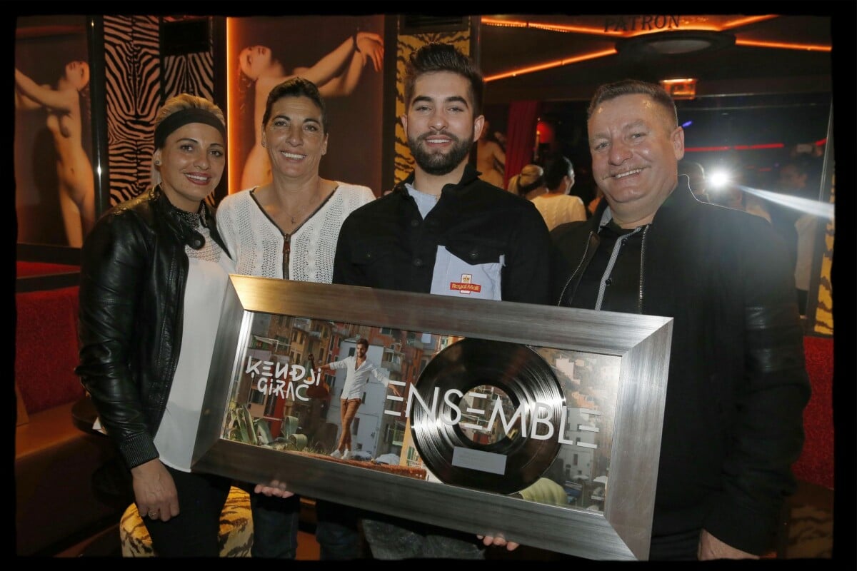 Photo Exclusif Kendji, ses parents et sa soeur. Kendji Girac reçoit son disque de diamant Photo Exclusif Kendji, ses parents et sa soeur. Kendji Girac reçoit son disque de diamant