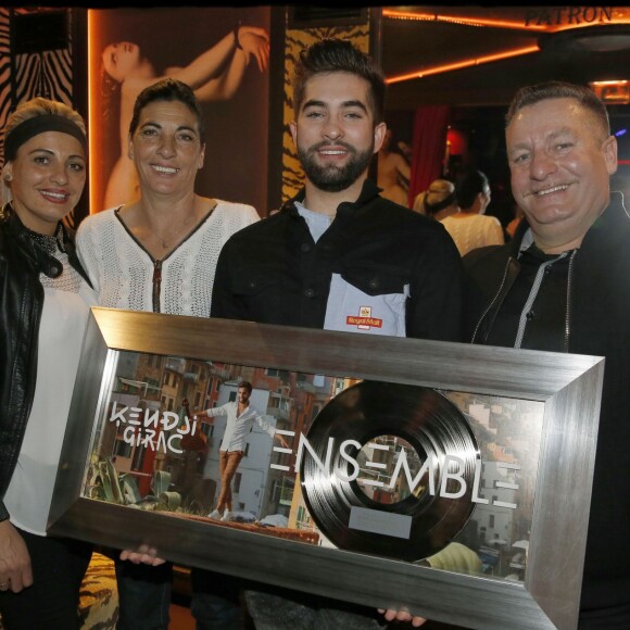 Exclusif - Kendji, ses parents et sa soeur. Kendji Girac reçoit son disque de diamant pour son album Ensemble des mains d'Olivier Nusse, PDG d'Universal Music lors d' une soirée organisée au Matignon, à Paris, le 9 mars 2016. © Alain Guizard / Bestimage