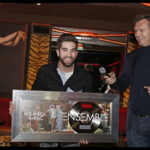 Exclusif - Kendji, Olivier Nusse, PDG d'Universal Music, Kendji Girac reçoit son disque de diamant pour son album Ensemble des mains d'Olivier Nusse, PDG d'Universal Music lors d' une soirée organisée au Matignon, à Paris, le 9 mars 2016. © Alain Guizard / Bestimage