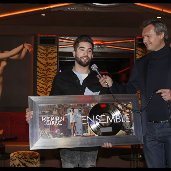 Exclusif - Kendji, Olivier Nusse, PDG d'Universal Music, Kendji Girac reçoit son disque de diamant pour son album Ensemble des mains d'Olivier Nusse, PDG d'Universal Music lors d' une soirée organisée au Matignon, à Paris, le 9 mars 2016. © Alain Guizard / Bestimage