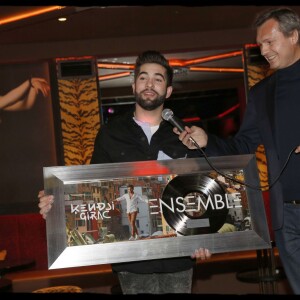 Exclusif - Kendji, Olivier Nusse, PDG d'Universal Music, Kendji Girac reçoit son disque de diamant pour son album Ensemble des mains d'Olivier Nusse, PDG d'Universal Music lors d' une soirée organisée au Matignon, à Paris, le 9 mars 2016. © Alain Guizard / Bestimage