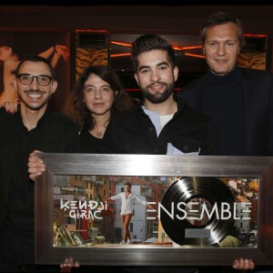 Exclusif - Kendji, Hakim Nassouh, son manager, Natacha Krantz (Mercury), Olivier Nusse, PDG d'Universal Music, Kendji Girac reçoit son disque de diamant pour son album Ensemble des mains d'Olivier Nusse, PDG d'Universal Music lors d' une soirée organisée au Matignon, à Paris, le 9 mars 2016. © Alain Guizard / Bestimage