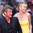  Charlize Theron et son amoureux Sean Penn - Mont&eacute;e des marches du film "Mad Max : Fury Road" lors du 68e Festival International du Film de Cannes le 14 mai 2015. 