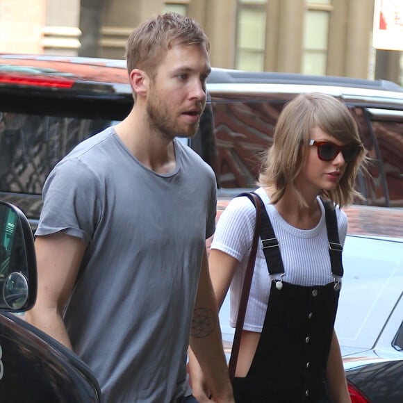 Taylor Swift et son petit-ami Calvin Harris sortent d'un restaurant à New York, le 28 mai 2015.