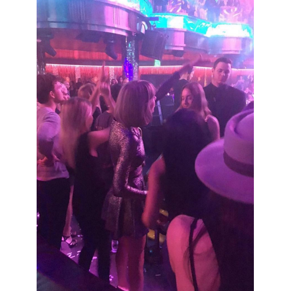 Taylor Swift fait la fête au club Omnia avec ses copines du groupe Haim au club Omnia où se produit son petit ami Calvin Harris. Photo publiée sur Instagram, le 19 mars 2016.