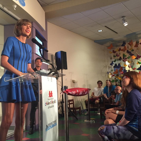 Taylor Swift inaugure le nouveau studio de la fondation Ryan Seacrest à l'hôpital pour enfants de Nashville. Photo publiée sur Instagram, le 19 mars 2016.