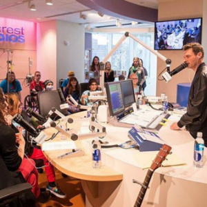 Ryan Seacrest et Taylor Swift inaugure le nouveau studio multimédia de la fondation Ryan Seacrest à l'hôpital pour enfants de Nashville. Photo publiée sur Instagram, le 19 mars 2016.