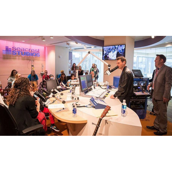 Ryan Seacrest et Taylor Swift inaugure le nouveau studio multimédia de la fondation Ryan Seacrest à l'hôpital pour enfants de Nashville. Photo publiée sur Instagram, le 19 mars 2016.