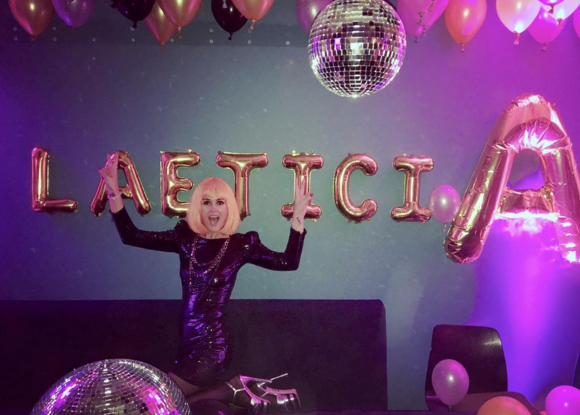 Laeticia Hallyday fête ses 41 ans lors d'une soirée disco à Paris. Photo publiée sur Instagram, le 20 mars 2016.