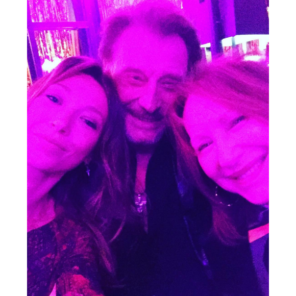 Laura Smet fête les 41 ans de Laeticia Hallyday lors d'une soirée disco organisée à Paris. Photo publiée sur Instagram, le 20 mars 2016. Sa mère Nathalie Baye était présente ainsi que son père Johnny Hallyday.