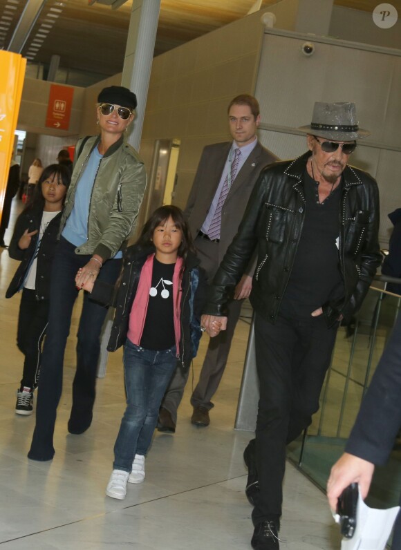 Semi-exclusif - Johnny Hallyday repart en famille avec sa femme Laeticia et ses filles Jade et Joy à Los Angeles de l'aéroport Roissy Charles de Gaulle le 11 janvier 2016, avant de reprendre sa tournée le 22 janvier à Montpellier.