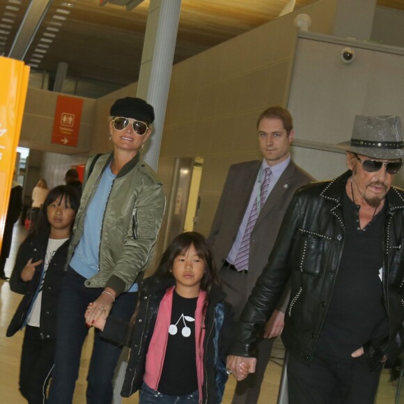 Semi-exclusif - Johnny Hallyday repart en famille avec sa femme Laeticia et ses filles Jade et Joy à Los Angeles de l'aéroport Roissy Charles de Gaulle le 11 janvier 2016, avant de reprendre sa tournée le 22 janvier à Montpellier.