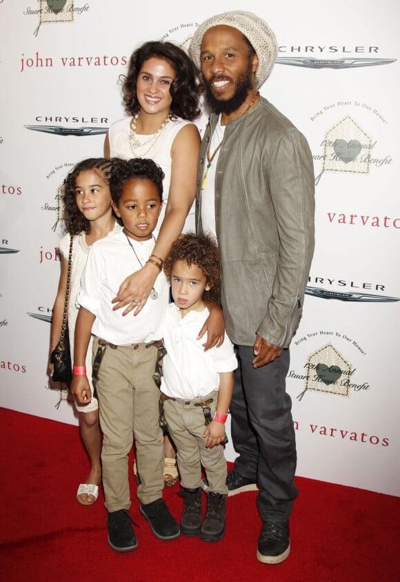Ziggy Marley avec sa femme Orly et leurs enfants Judah, Gideon et Abraham à la journée caritative "Stuart House" à Los Angeles, le 26 avril 2015