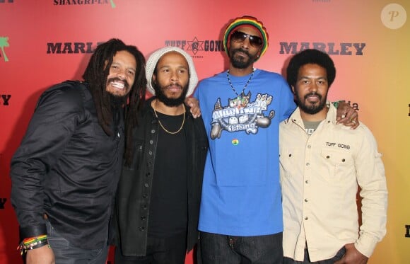 Rohan Marley, Ziggy Marley, Snoop Dogg, Robert Marley à la première de Marley à Hollywood, le 17 avril 2012