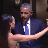 Barack Obama : Embarrassé par un tango sensuel avec une danseuse sexy...