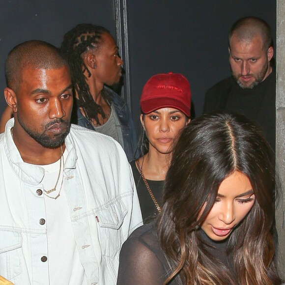 Kanye West, Kim et Kourtney Kardashian quittent le Warwick à Los Angeles, le 23 mars 2016.