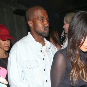 Kanye West, Kim et Kourtney Kardashian quittent le Warwick à Los Angeles, le 23 mars 2016.