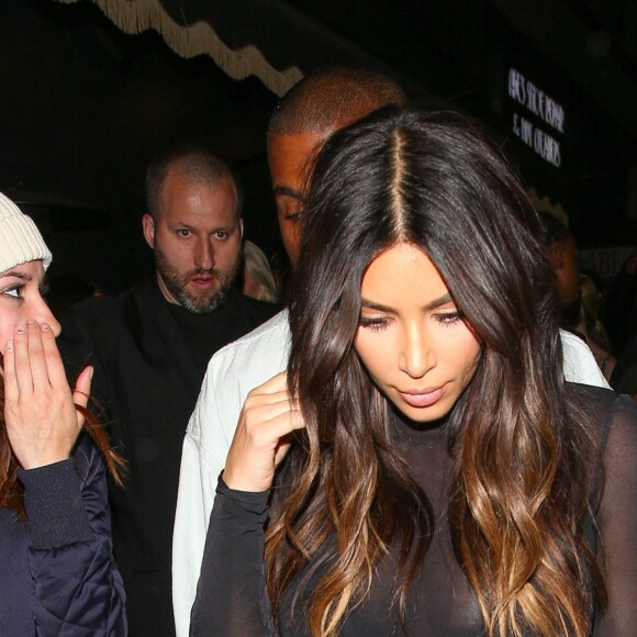 Kanye West, Kim et Kourtney Kardashian quittent le Warwick à Los Angeles, le 23 mars 2016.