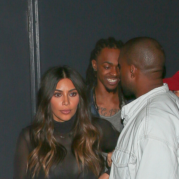 Kanye West, Kim et Kourtney Kardashian quittent le Warwick à Los Angeles, le 23 mars 2016.