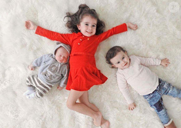 Jade Lagardère : Photo de famille avec ses enfants Liva, Mila et Nolan. Mars 2016.