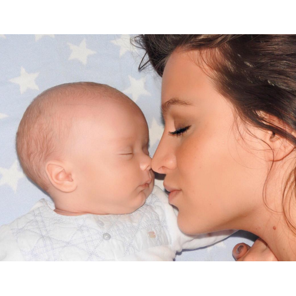 Jade Lagardère : Une maman heureuse auprès de son petit Nolan. Mars 2016.
