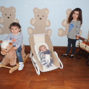 Liva et Mila, adorables, jouent ensemble. Mars 2016.