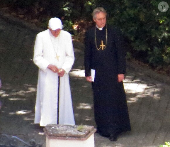 Exclusif - L'ex pape Benoit XVI se promene dans son nouveau monastere au Vatican, le 2 mai 2013