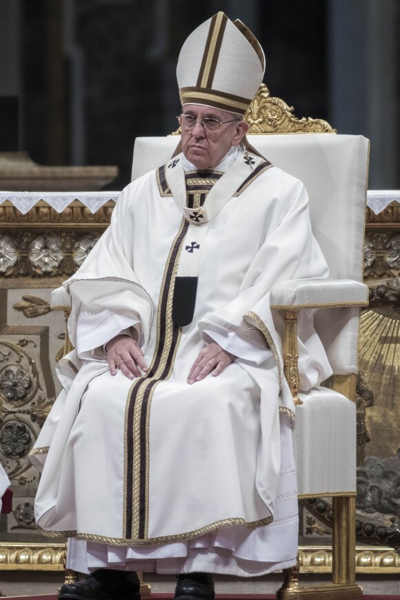 Le pape François célèbre la messe du jeudi saint, avant les fêtes de Pâques place Saint-Pierre au Vatican le 24 mars 2016.