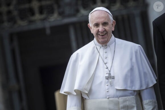 Le pape François rencontre ses fidèles place Saint Pierre au Vatican le 16 mars 2016.