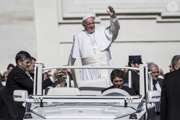 Le pape François salue les fidèles place Saint-Pierre au Vatican le 2 mars 2016.