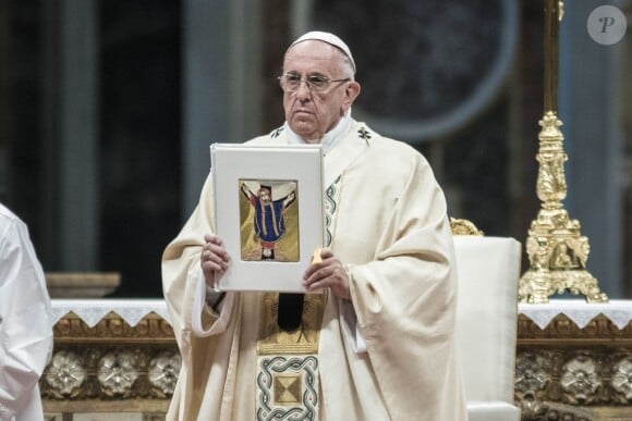 Le pape François célèbre, lors d'une messe, la fête de la chaire de saint Pierre à la Basilique St Pierre de Rome le 22 février 2016.