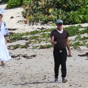 Sting et sa femme Trudie Styler accompagnés d'un ami se promène sur la plage lors de leurs vacances à Saint-Barthélémy le 19 mars 2016