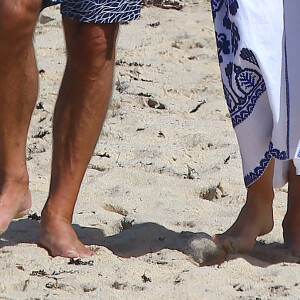 Sting et sa femme Trudie Styler accompagnés d'un ami se promène sur la plage lors de leurs vacances à Saint-Barthélémy le 19 mars 2016