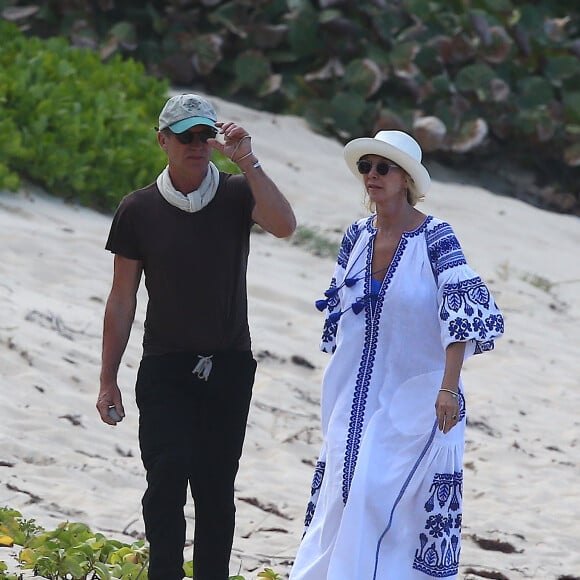 Sting et sa femme Trudie Styler accompagnés d'un ami se promène sur la plage lors de leurs vacances à Saint-Barthélémy le 19 mars 2016