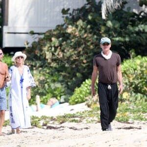 Sting et sa femme Trudie Styler accompagnés d'un ami se promène sur la plage lors de leurs vacances à Saint-Barthélémy le 19 mars 2016