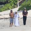 Sting et sa femme Trudie Styler accompagnés d'un ami se promène sur la plage lors de leurs vacances à Saint-Barthélémy le 19 mars 2016