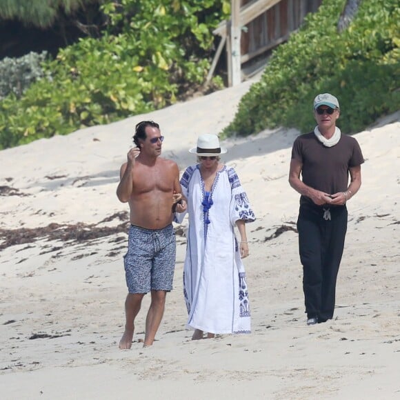 Sting et sa femme Trudie Styler accompagnés d'un ami se promène sur la plage lors de leurs vacances à Saint-Barthélémy le 19 mars 2016