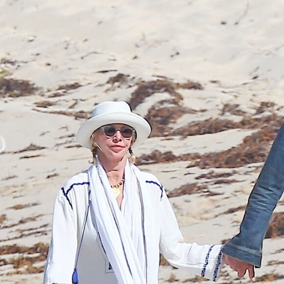 Sting et sa femme Trudie Styler se promènent à la plage main dans la main à Saint-Barthélémy le 18 mars 2016