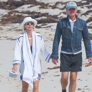 Sting et sa femme Trudie Styler se promènent à la plage main dans la main à Saint-Barthélémy le 18 mars 2016