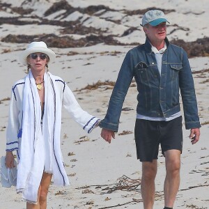 Sting et sa femme Trudie Styler se promènent à la plage main dans la main à Saint-Barthélémy le 18 mars 2016