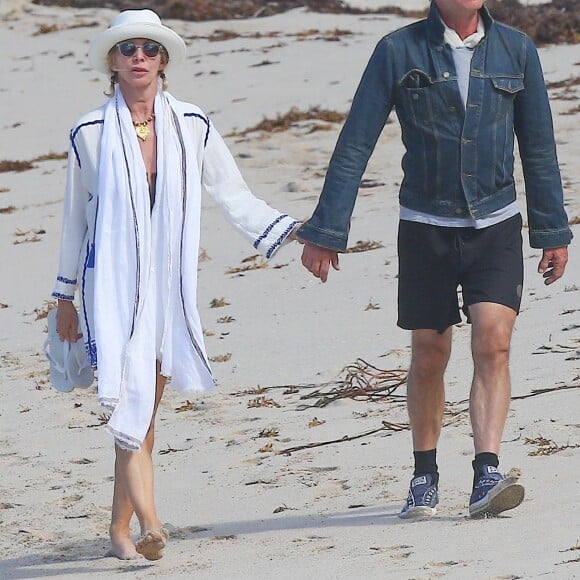 Sting et sa femme Trudie Styler se promènent à la plage main dans la main à Saint-Barthélémy le 18 mars 2016