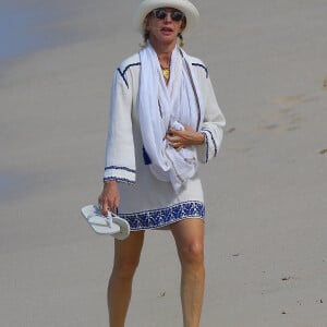 Sting et sa femme Trudie Styler se promènent à la plage main dans la main à Saint-Barthélémy le 18 mars 2016