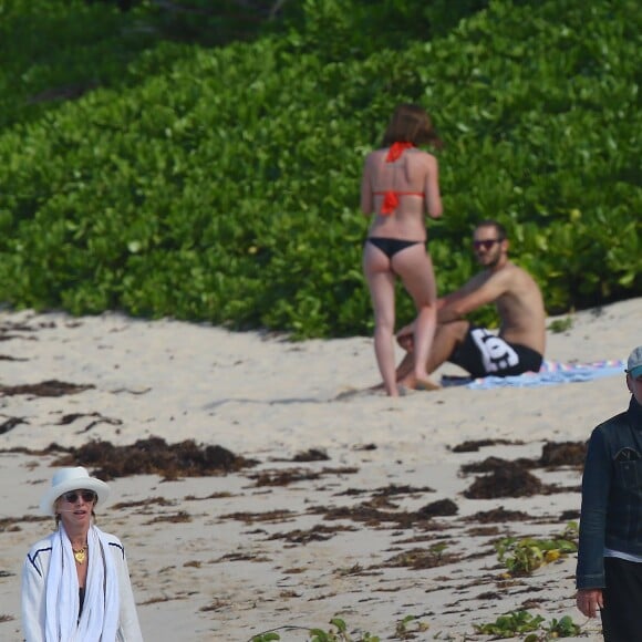 Sting et sa femme Trudie Styler se promènent à la plage main dans la main à Saint-Barthélémy le 18 mars 2016